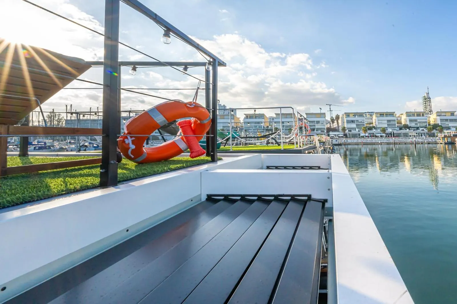 Hotel na wodzie The Homeboat Company Parque Das Nacoes-Lisboa Portugalia