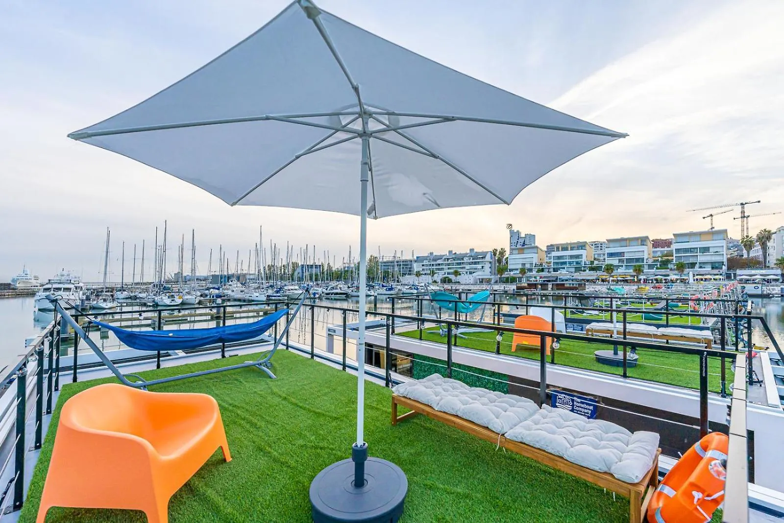 Hotel na wodzie The Homeboat Company Parque Das Nacoes-Lisboa