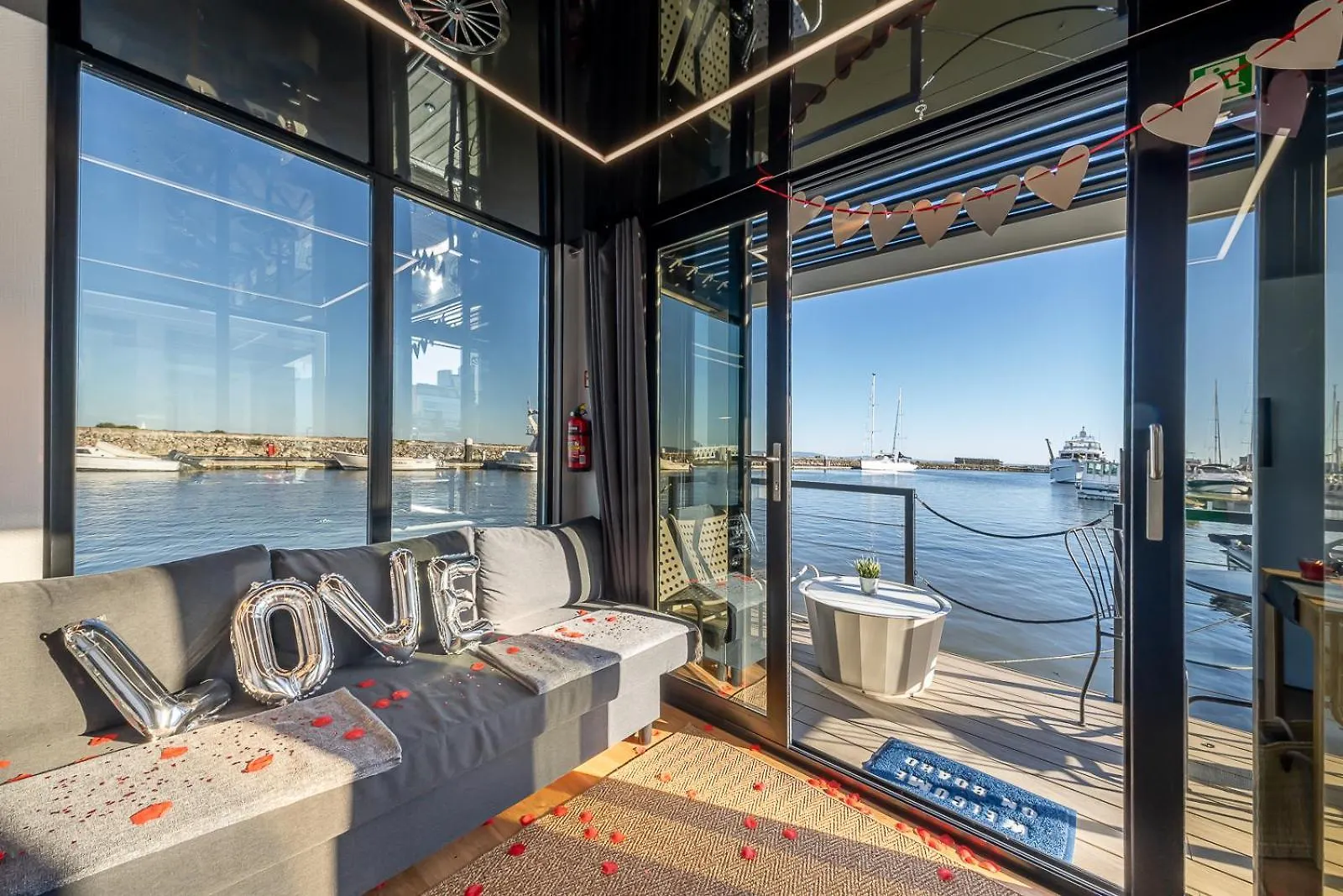 Hotel na wodzie The Homeboat Company Parque Das Nacoes-Lisboa Portugalia